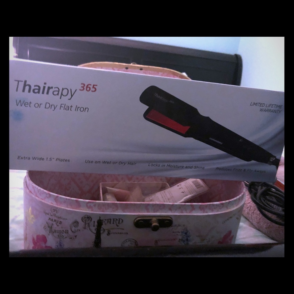 NWT Straightening Iron